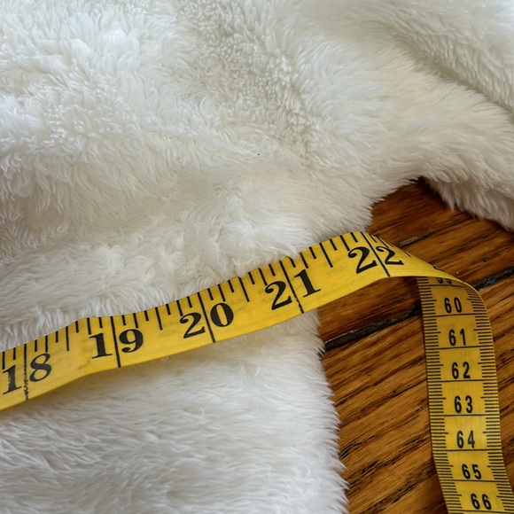 Z Supply white furry plush belted robe with pockets. Good condition. Size M/L. - Picture 7 of 10